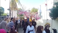 Siswa MTs Anwaruddin mengenakan kostum Ondel-Ondel pada Karnaval Yayasan Annibros Giligenting Sumenep 2026
