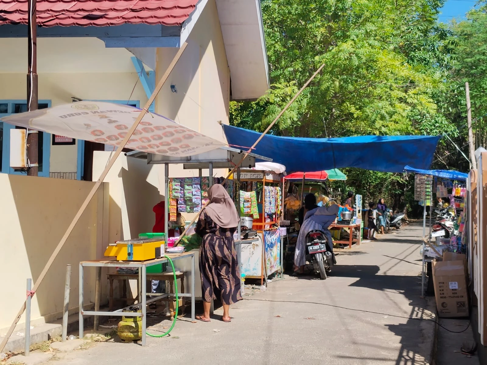 PKL memenuhi area Yayasan Annibros Giligenting menjelang Wisuda Purna Siswa dan Haflatul Imtihan 2026