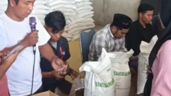 Pemdes Tobai Tengah menyalurkan bantuan beras Bulog dan minyak goreng kepada 1.030 KPM di Balai Desa Tobai Tengah Kabupaten Sampang.