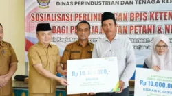Bupati Bangkalan Lukman Hakim saat sosialisasi BPJS Ketenagakerjaan bagi pekerja rentan di Bangkalan
