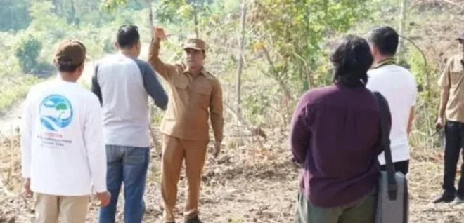 Bupati Bangkalan Lukman Hakim meninjau lahan Sekolah Rakyat Terintegrasi 51 yang siap memasuki tahap pembangunan.