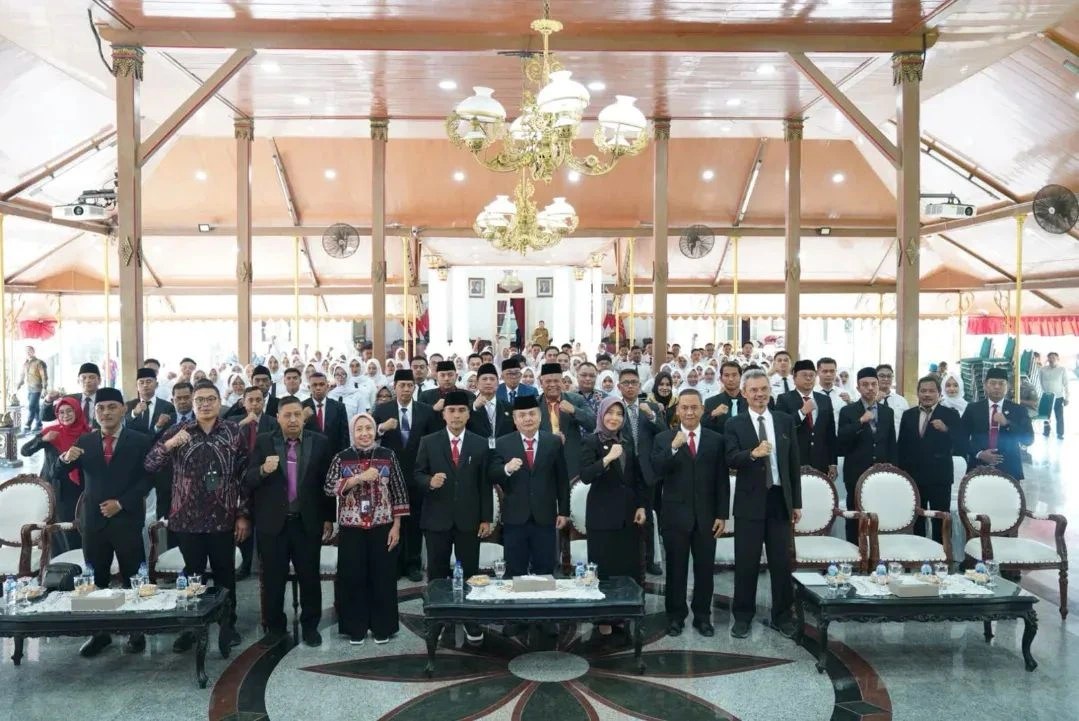 Bupati Bangkalan Lukman Hakim menutup Pelatihan Dasar CPNS 2026 dan mengajak ASN baru menjaga integritas serta meningkatkan kompetensi dalam melayani masyarakat