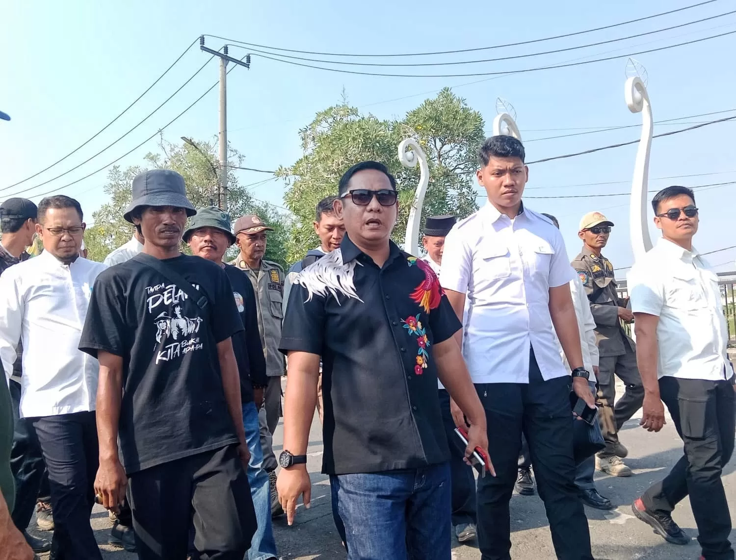 Normalisasi Saluran Sekunder Balong Tua di Kabupaten Bekasi untuk memperlancar aliran irigasi menuju area persawahan.