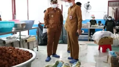 Tim BINWAS Pemkab Sampang memantau pelaksanaan Program Makan Bergizi Gratis di SPPG