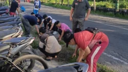 ASN Kabupaten Sumenep melaksanakan kerja bakti membersihkan lingkungan dalam program Jumat Bersih