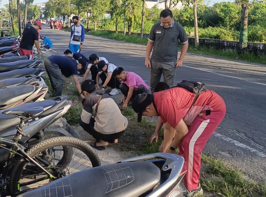 ASN Kabupaten Sumenep melaksanakan kerja bakti membersihkan lingkungan dalam program Jumat Bersih