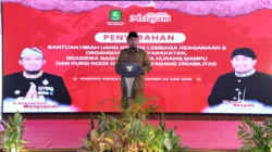 Penyerahan bantuan hibah, beasiswa, dan kursi roda oleh Bupati Sumenep di Pendopo Agung Keraton
