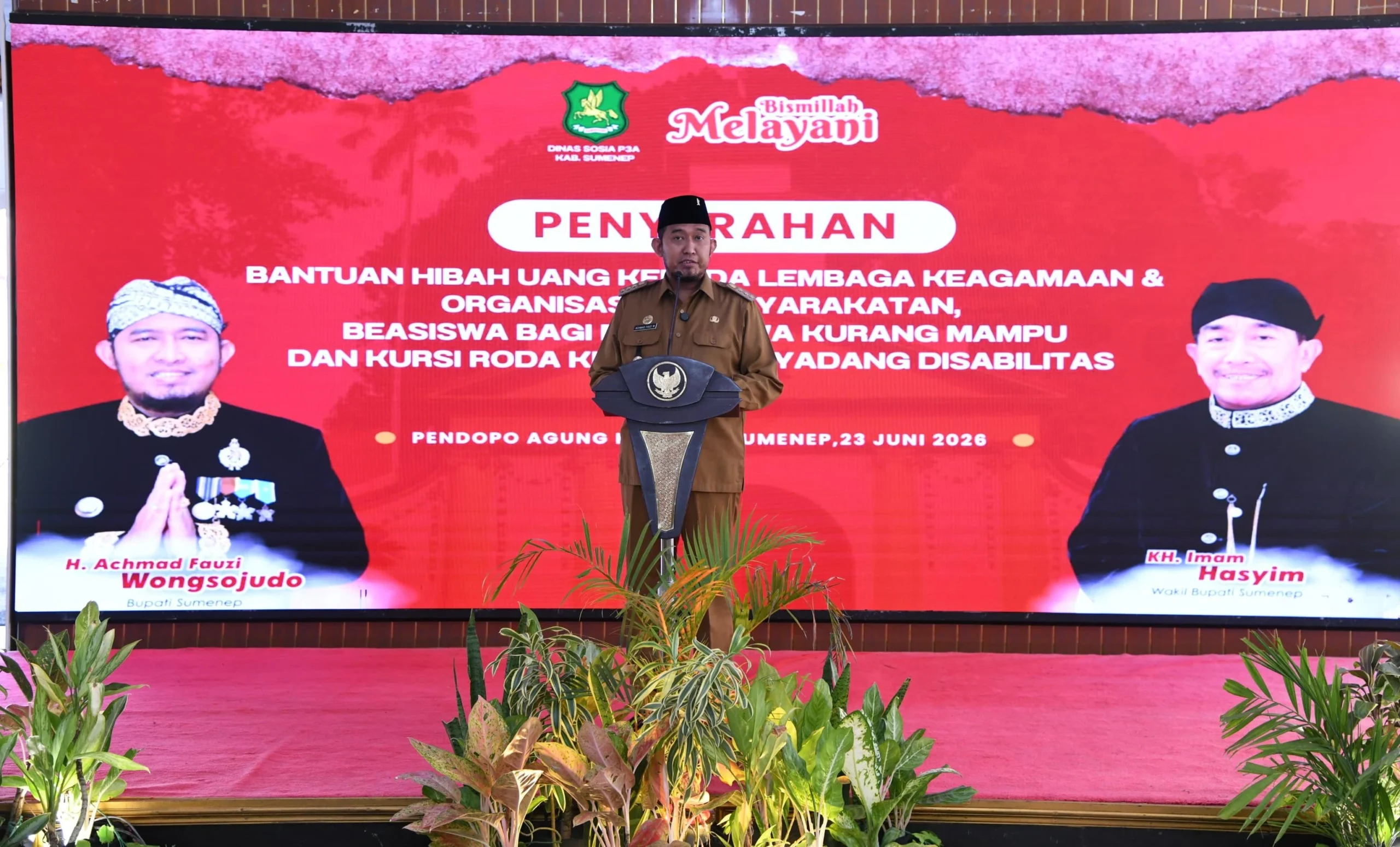 Penyerahan bantuan hibah, beasiswa, dan kursi roda oleh Bupati Sumenep di Pendopo Agung Keraton