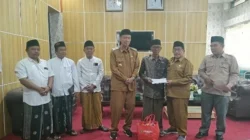 Wakil Bupati Sumenep menyerahkan bantuan Rp30 juta kepada korban kebakaran di Giligenting bersama Baznas dan Dinsos P3A