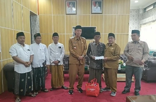 Wakil Bupati Sumenep menyerahkan bantuan Rp30 juta kepada korban kebakaran di Giligenting bersama Baznas dan Dinsos P3A