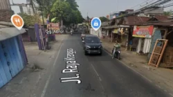 Petugas DBMSDA Kota Bekasi memperbaiki Jalan Raya Kranggan di Jatisampurna menggunakan metode patching beton Fasttrack 24 jam.