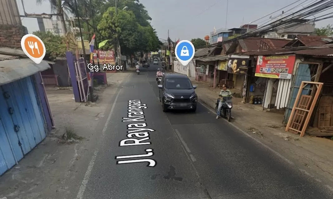 Petugas DBMSDA Kota Bekasi memperbaiki Jalan Raya Kranggan di Jatisampurna menggunakan metode patching beton Fasttrack 24 jam.