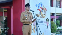Sekda Sumenep Agus Dwi Saputra memimpin Apel Gabungan Harganas 2026 dan menyampaikan pentingnya peran ayah dalam pengasuhan anak di Kabupaten Sumenep