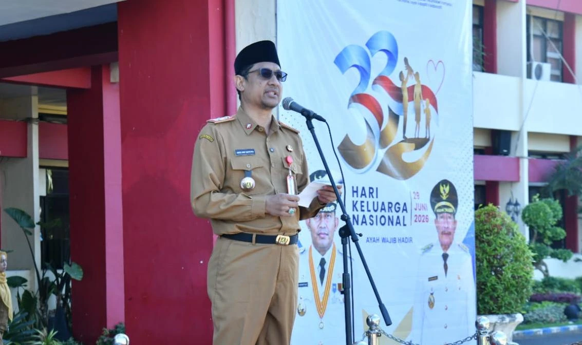 Sekda Sumenep Agus Dwi Saputra memimpin Apel Gabungan Harganas 2026 dan menyampaikan pentingnya peran ayah dalam pengasuhan anak di Kabupaten Sumenep