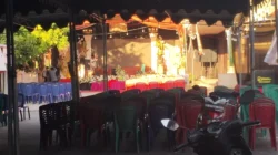 Persiapan panggung Haflatul Imtihan dan Wisuda YASROS Giligenting Sumenep di Desa Galis