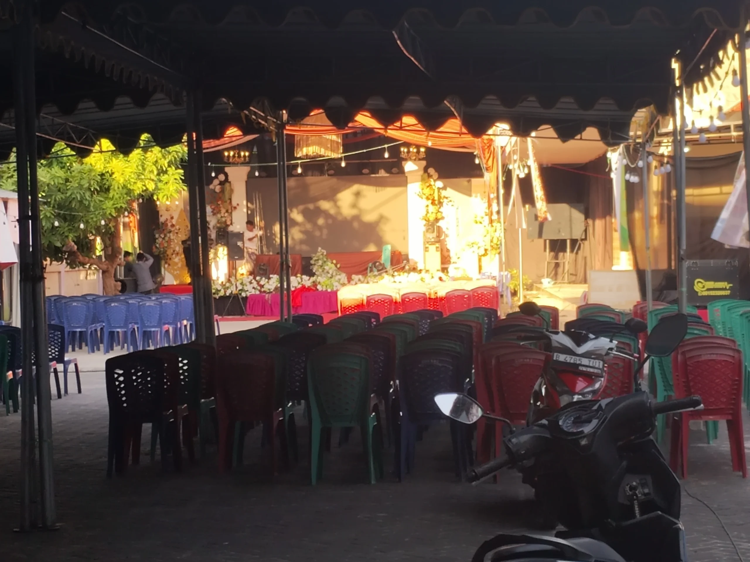 Persiapan panggung Haflatul Imtihan dan Wisuda YASROS Giligenting Sumenep di Desa Galis