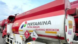 Mobil tangki Pertamina mempercepat distribusi Biosolar dan Pertalite ke SPBU di Jawa Timur guna mengatasi antrean BBM subsidi.