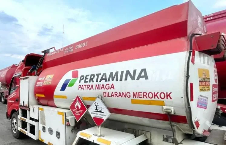 Mobil tangki Pertamina mempercepat distribusi Biosolar dan Pertalite ke SPBU di Jawa Timur guna mengatasi antrean BBM subsidi.