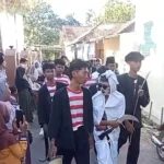 Pocong Jadi-jadian Bikin Heboh Karnaval Yasros Giligenting, Drumband Nada Yasros Tambah Semarak