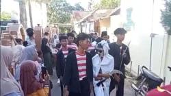 Peserta berkostum pocong jadi-jadian tampil menghibur dalam Karnaval Yayasan Annibros Giligenting Sumenep 2026