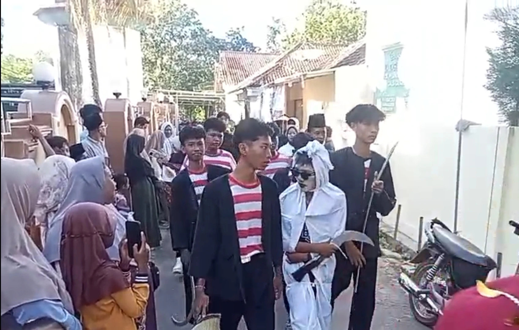 Peserta berkostum pocong jadi-jadian tampil menghibur dalam Karnaval Yayasan Annibros Giligenting Sumenep 2026