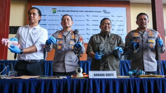 Petugas Polres Metro Jakarta Pusat menangkap tujuh pelaku penyekapan tiga karyawan percetakan yang dirantai selama 21 hari di Senen, Jakarta Pusat