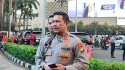 Polisi mengamankan ANH tersangka pembawa bom molotov saat aksi unjuk rasa di depan Gedung DPR RI Jakarta