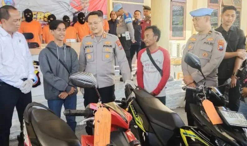 Kapolres Situbondo AKBP Bayu Anuwar Sidiqie saat merilis pengungkapan delapan kasus pencurian dan menyerahkan barang bukti kepada korban di Mapolres Situbondo.