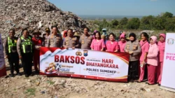 Polres Sumenep menyalurkan bantuan sosial kepada pemulung di TPA Torbang saat Hari Bhayangkara ke-80