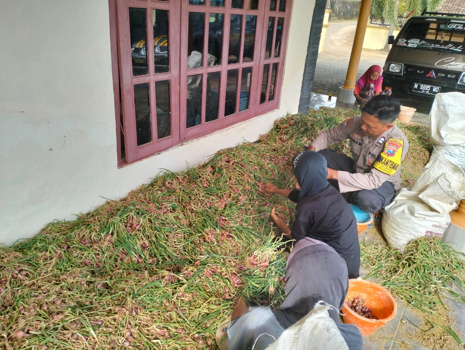 Polisi Polsek Rubaru memantau panen bawang merah Desa Basoka dalam program ketahanan pangan P2B Sumenep