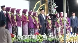 KH Ali Murtadlo memberikan sambutan pada acara lepas pisah santri MTs dan MA Darussalam Ponpes Darul Mu'afa Sumenep