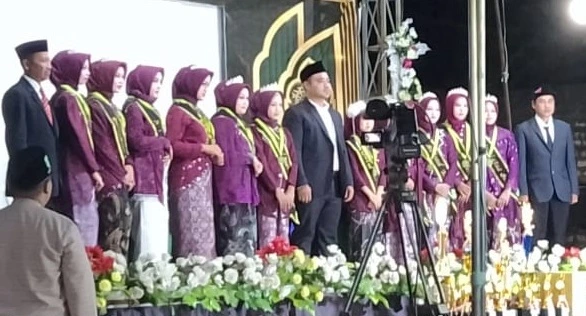 KH Ali Murtadlo memberikan sambutan pada acara lepas pisah santri MTs dan MA Darussalam Ponpes Darul Mu'afa Sumenep