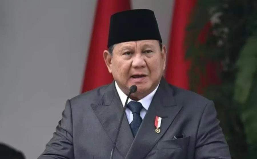 Prabowo Subianto memberhentikan Silmy Karim sebagai Wamen Imipas setelah KPK menetapkannya sebagai tersangka kasus korupsi.