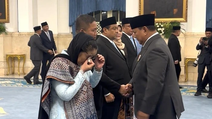 Presiden Prabowo Subianto melantik Nanik Sudaryati Deyang sebagai Kepala Badan Gizi Nasional di Istana Negara Jakarta
