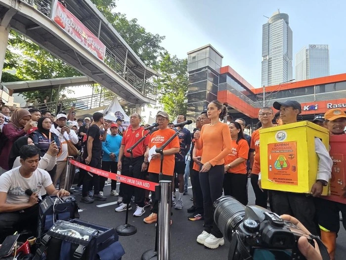 Pramono Anung dan Cinta Laura meninjau CFD Rasuna Said sambil mengampanyekan gerakan pilah sampah di Jakarta Selatan