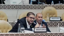 Rajiv DPR RI menyoroti kualitas beras bantuan pangan di Bangkalan dan mendesak Bulog melakukan evaluasi menyeluruh.
