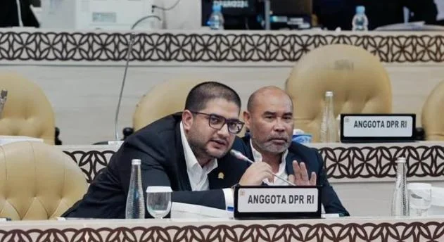 Rajiv DPR RI menyoroti kualitas beras bantuan pangan di Bangkalan dan mendesak Bulog melakukan evaluasi menyeluruh.