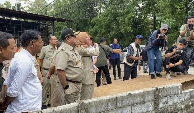 Rano Karno Ungkap Penyebab Jalan Lenteng Agung Amblas, Saluran Air Keropos Jadi Pemicu