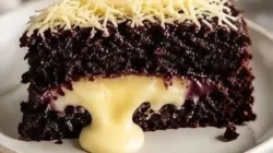 Bolu ketan hitam keju lumer yang lembut dengan isian keju meleleh di tengah, cocok untuk camilan dan usaha kuliner rumahan