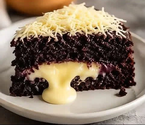Bolu ketan hitam keju lumer yang lembut dengan isian keju meleleh di tengah, cocok untuk camilan dan usaha kuliner rumahan