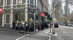 Restoran Sederhana Australia dipadati pelanggan saat pembukaan perdana di Melbourne dengan menu khas Minang yang ludes terjual.