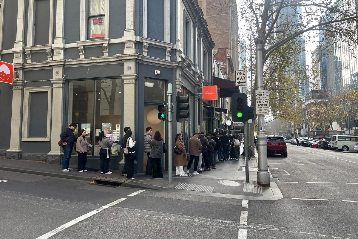 Restoran Sederhana Australia dipadati pelanggan saat pembukaan perdana di Melbourne dengan menu khas Minang yang ludes terjual.