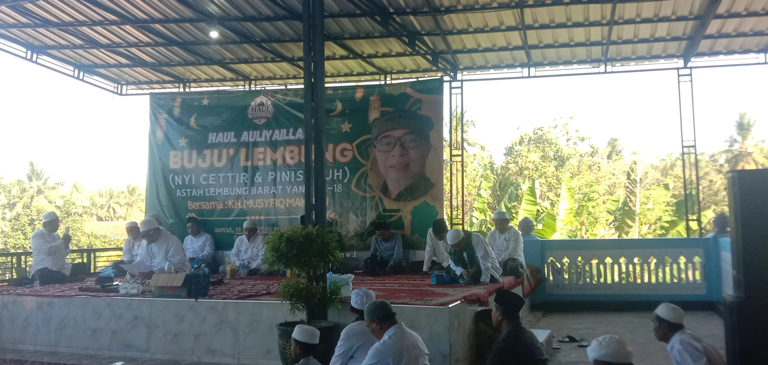 Ribuan jamaah menghadiri Haul Auliyah ke-18 di Asta Lembung Nyi Cettir dan Pini Sepuh Desa Lembung Barat Kabupaten Sumenep