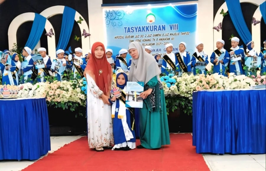 Prosesi Tasyakkuran Hifdzul Quran dan Lepas Kenang TK B Rumah Barokah Quran di Gedung KORPRI Sumenep