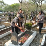Sambut Hari Bhayangkara ke-80, Polres Metro Bekasi Kota Gelar Ziarah dan Tabur Bunga di TMP Patriot Bangsa