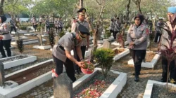 Jajaran Polres Metro Bekasi Kota menggelar ziarah dan tabur bunga di TMP Patriot Bangsa untuk memperingati Hari Bhayangkara ke-80.