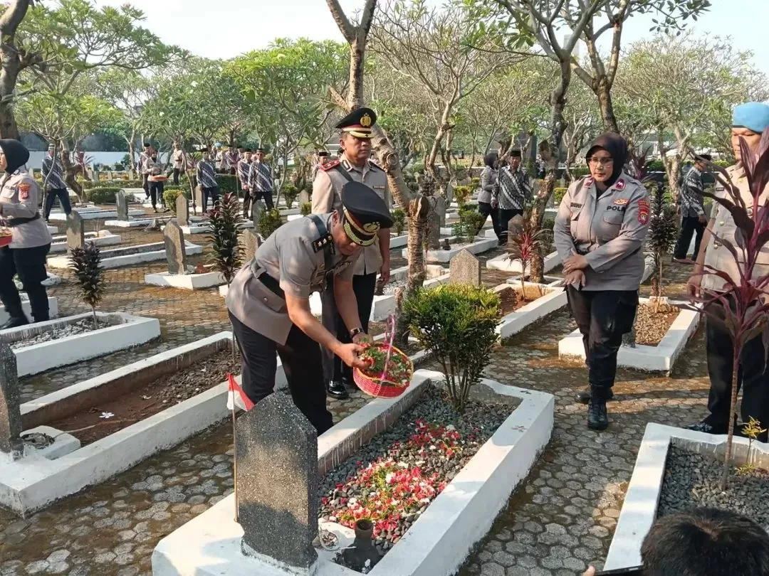Jajaran Polres Metro Bekasi Kota menggelar ziarah dan tabur bunga di TMP Patriot Bangsa untuk memperingati Hari Bhayangkara ke-80.