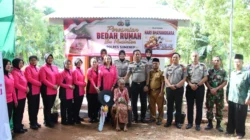 Kapolres Sumenep meresmikan bedah rumah Nenek Musinten di Desa Kolpo, Kecamatan Batang-Batang