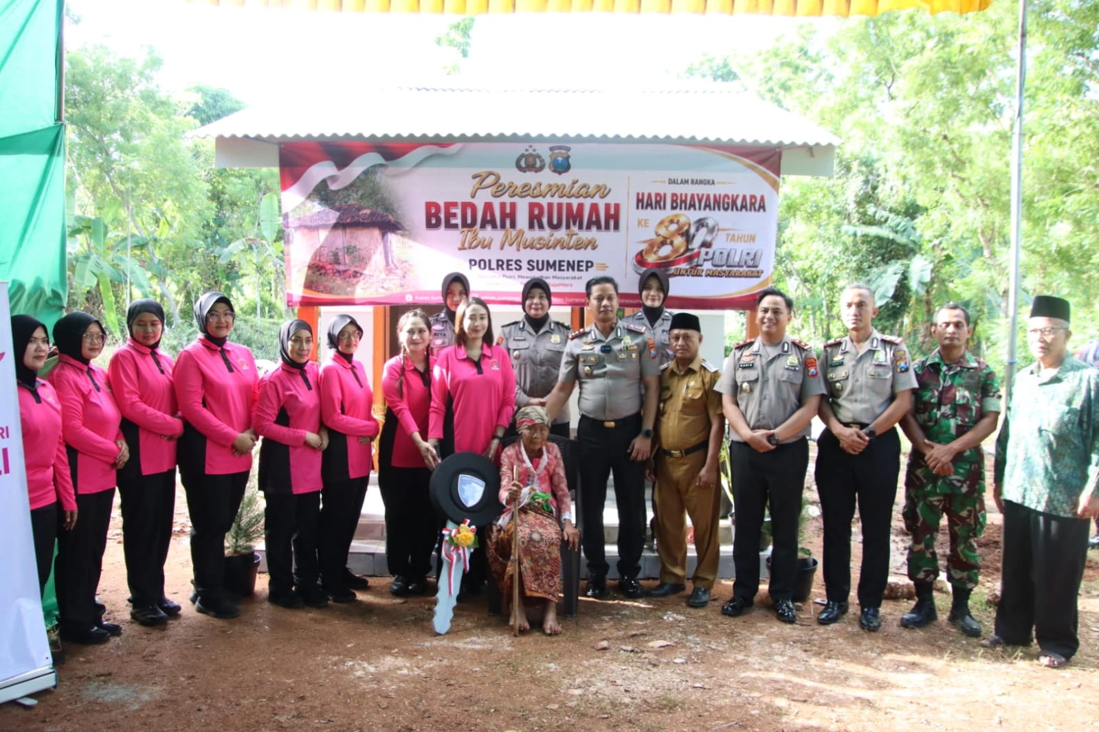 Kapolres Sumenep meresmikan bedah rumah Nenek Musinten di Desa Kolpo, Kecamatan Batang-Batang