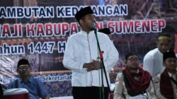 Bupati Sumenep menyambut kedatangan jemaah haji Kabupaten Sumenep di GOR A. Yani Pangligur usai menunaikan ibadah haji